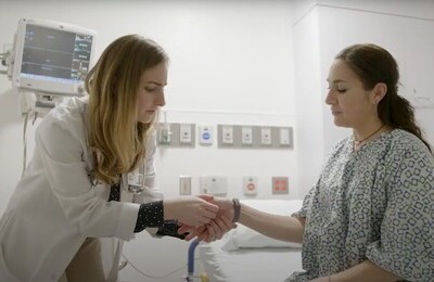 Кодирование Аквилонг в Лебедяни Врач держит пациентку за руку